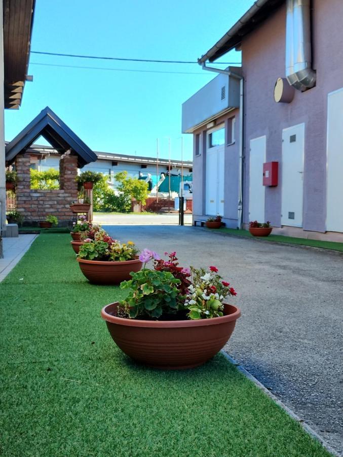 Hostel Suzzzy Novska Eksteriør bilde